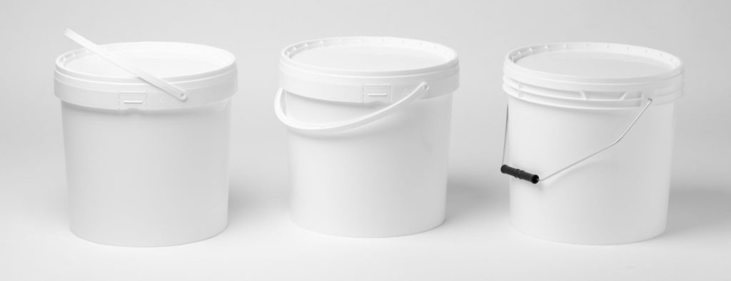 immagine con tre figure intere di contenitori in polipropilene con differenti caratteristiche