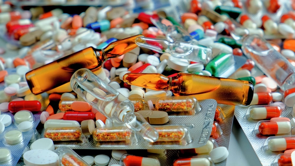 immagine composta da farmaci quali rifiuti pericolosi da smaltire